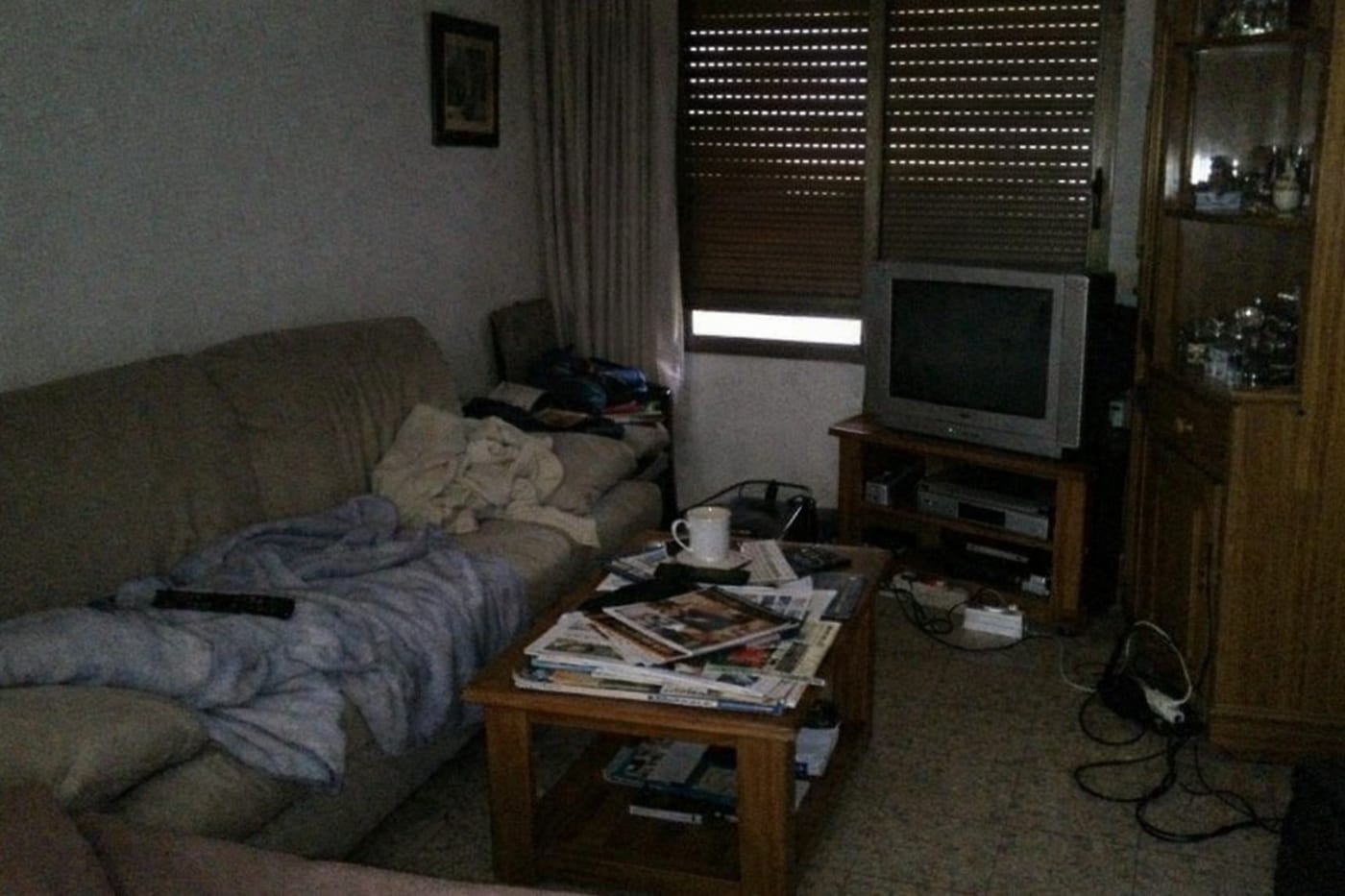 Salón oscuro, foto original del anuncio