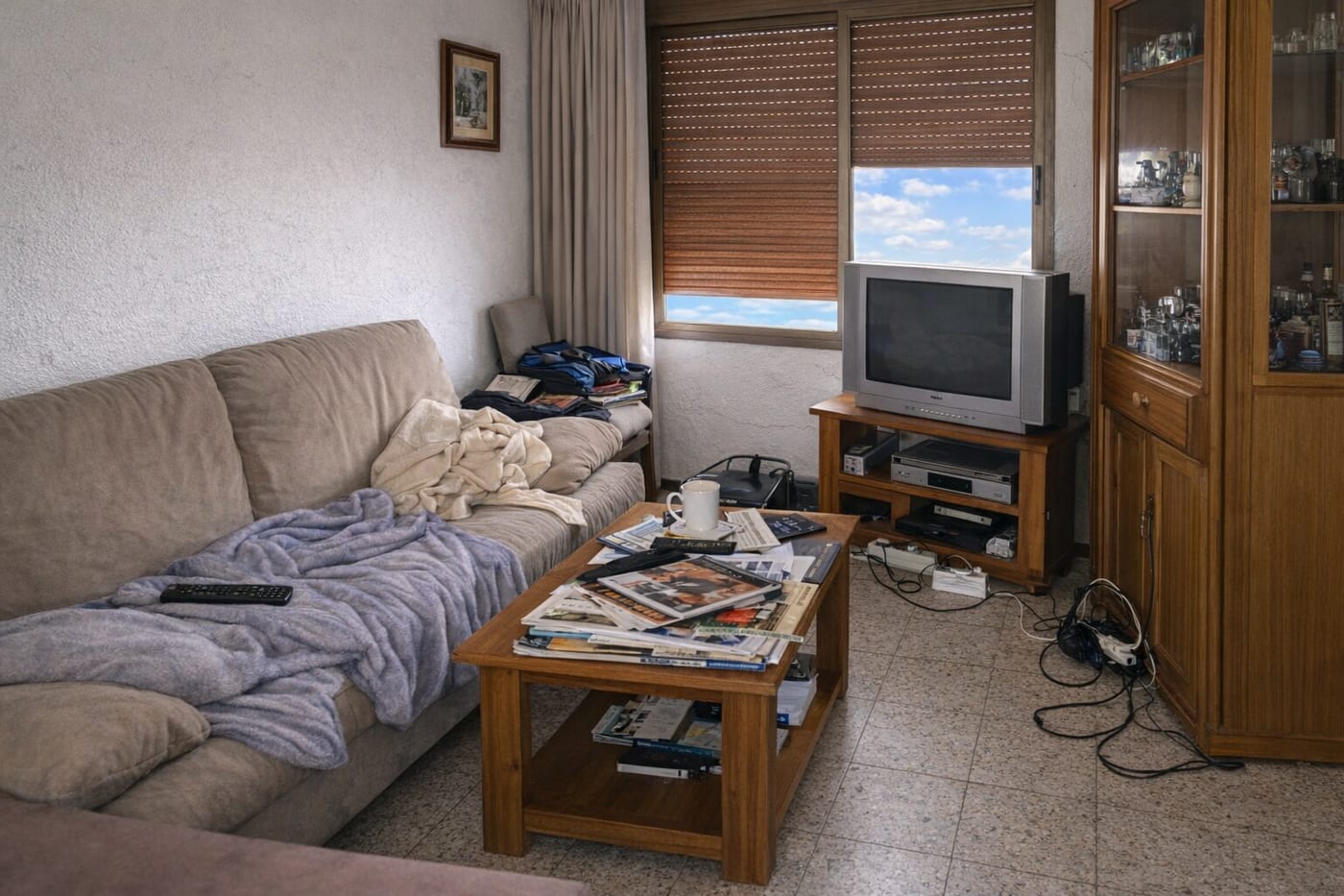 El mismo salón con la luz y el color corregidos