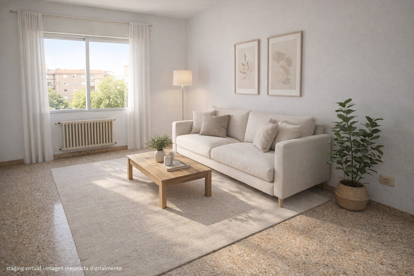 El mismo salón con staging virtual: amueblado y luminoso